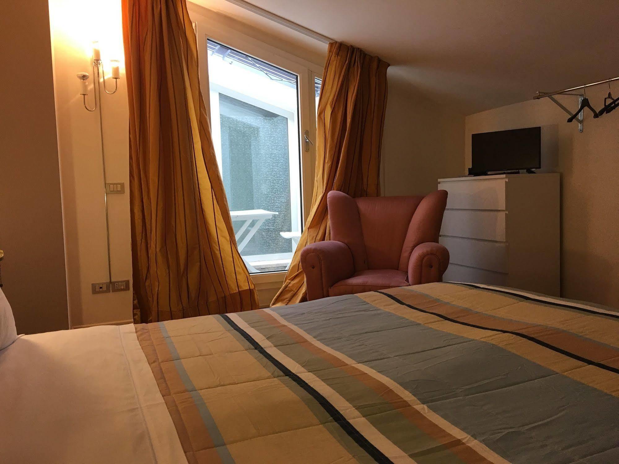 Domus Nova Residenza Il B&B มานโตวา ภายนอก รูปภาพ