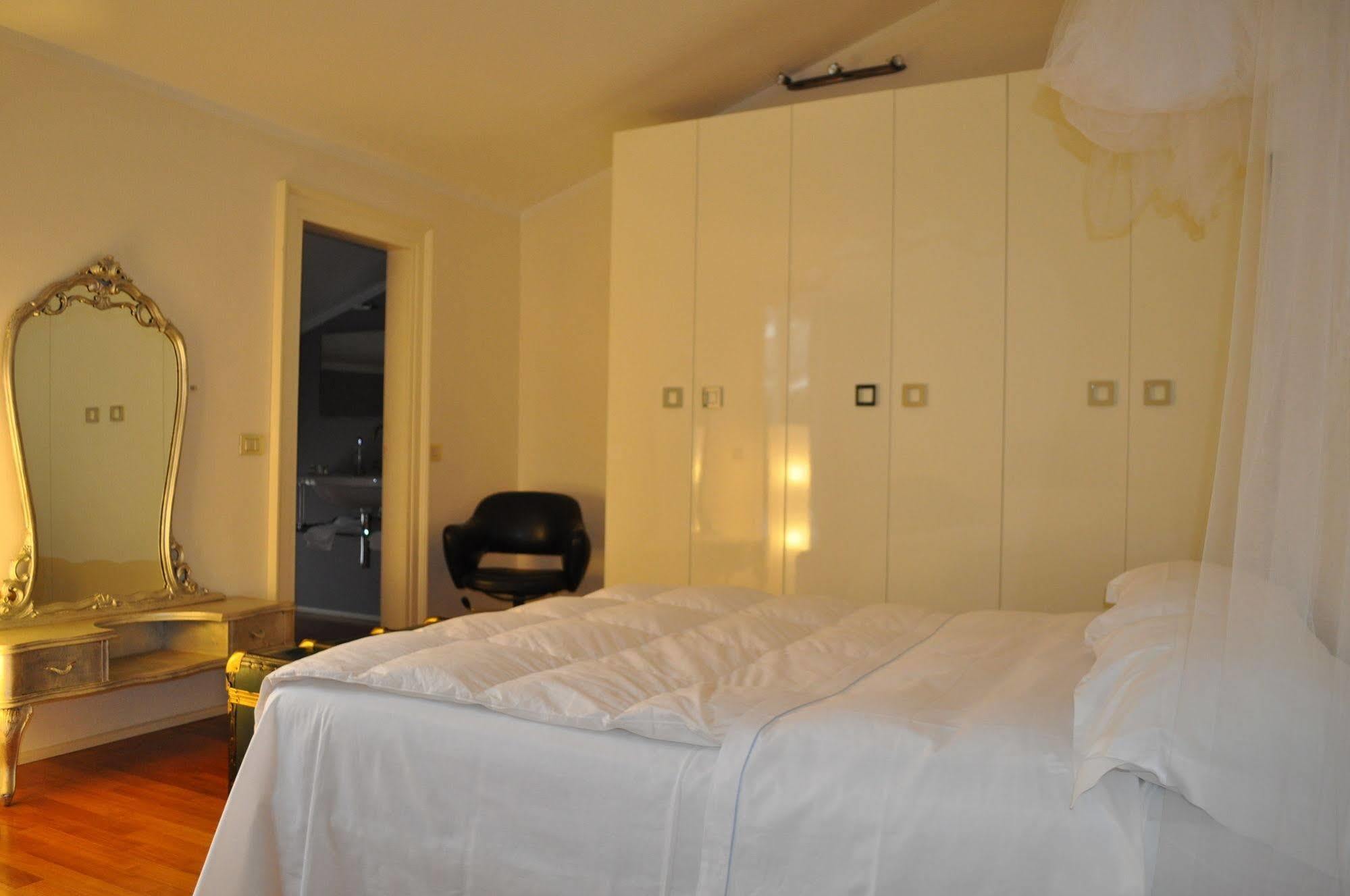 Domus Nova Residenza Il B&B มานโตวา ภายนอก รูปภาพ